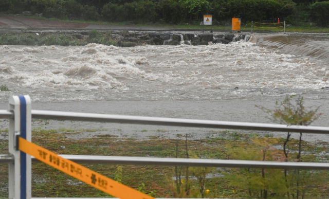 많은 비가 내린 17일 대전 유성구 갑천 일대가 불어난 물에 잠겨 있다. 김주형 기자 kjh2667_@cctoday.co.kr