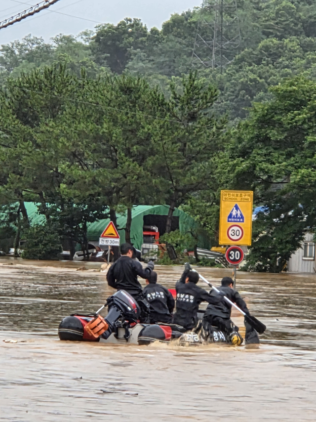 17일 오전 충남 당진시 용연동 인근이 침수돼 집 안에 고립됐던 주민 5명을 소방 대원들이 구조했다. 충남소방본부 제공