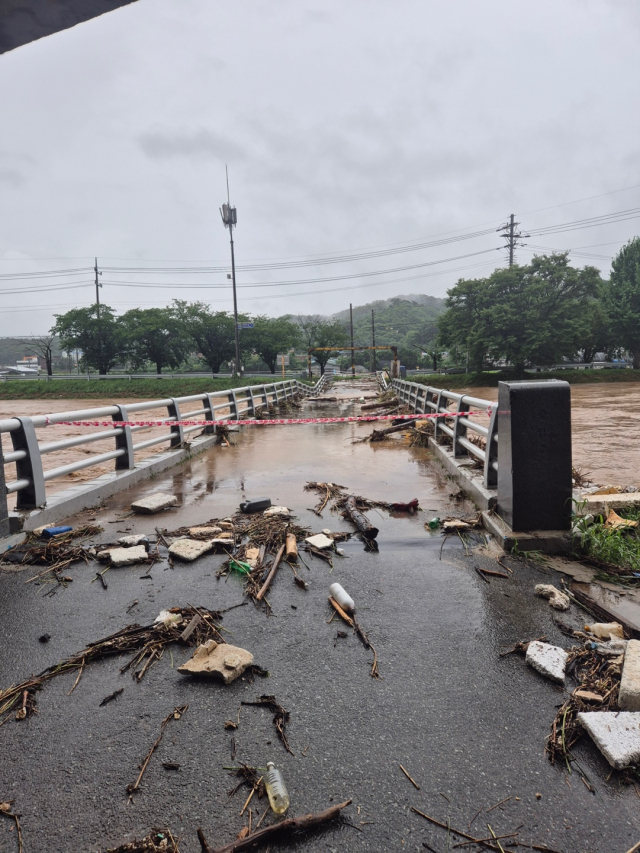 17일 오전 충청권에 내린 집중 호우로 인해 붕괴된 세종시 소정면 소정리 곡교천 광암교 모습. 세종시 제공