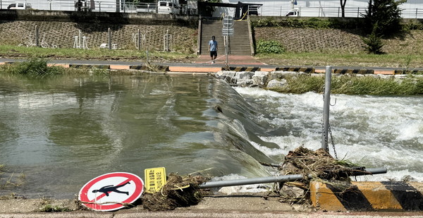 지난 주말 전국에 장맛비가 내린 가운데 22일 대전 동구 대전천 일대에 있는 도로 표지판이 쓰러져 있다. 김주형 기자 kjh2667_@cctoday.co.kr