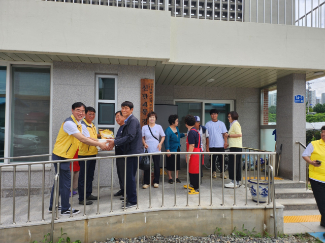 김홍석 민간위원장과 공공위원장 진상호 동장이 경로당에 직접 물품을 전달하고 있다.사진=김익환 기자