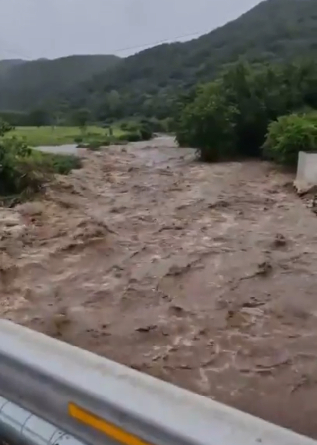 17일 충남 서산 운산면 용현계곡이 범람하고 있다. 사진= 연합뉴스 제공