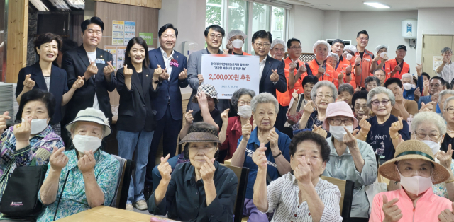 한국타이어앤테크놀로지㈜(이하 한국타이어)는 18일 대전시 대덕구 법동사회복지관에서 ‘한국타이어와 함께하는 건강한 여름나기 삼계탕 나눔’ 후원금 전달식을 진행했다. 초복을 앞두고 마련된 이날 행사는 최충규 대덕구청장과 대덕구의회 의원, 한국타이어 관계자 등이 참석한 가운데 진행됐으며 대덕구 관내 어르신 200여 명을 초청해 정성스럽게 마련한 삼계탕을 제공하고 거동이 어려운 돌봄 노인 가정의 경우 직접 방문해 삼계탕을 전달했다. 한국타이어 제공