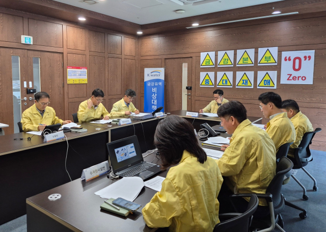 한국수자원공사(K-water) 금강유역본부는 풍수해 위기수준이 ‘심각’ 단계로 상향됨에 따라, 17일 금강유역본부 비상대책본부 가동에 이어 18일 비상대책본부를 중심으로 대응 상황을 긴급 점검했다. 한국수자원공사 금강유역본부 제공