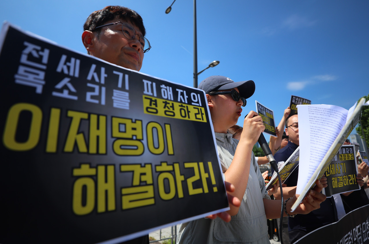 전세사기·깡통전세피해자 전국대책위원회, 전세사기·깡통전세 문제해결을 위한 시민사회대책위원회 관계자들이 지난 10일 서울 용산 대통령 집무실 인근에서 전세사기 문제 해결 촉구 대통령 면담 요청 기자회견을 하고 있다. 2025.7.10 사진=연합뉴스. 