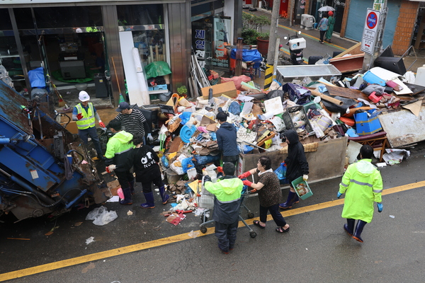▲ 18일 집중호우로 침수된 충남 당진시 읍내동 당진전통시장에서 못 쓰게 된 집기류 등 폐기물이 가득한 가운데, 복구작업이 한창이다. 연합뉴스