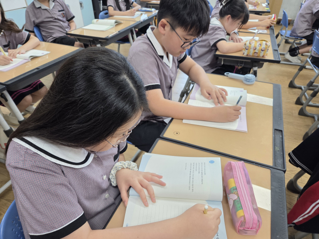 청주교육대학교부설초등학교 학생들이 충북도교육청이 보급한 마음글 필사노트를 쓰고 있다.