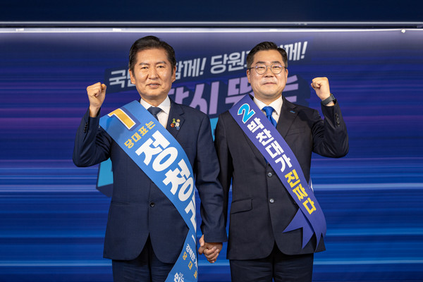 더불어민주당 대표 선거에 출마한 정청래(왼쪽), 박찬대 후보가 19일 서울 여의도 당사에서 열린 합동연설회에서 함께 주먹을 쥐며 인사하고 있다. 사진=연합뉴스 제공   