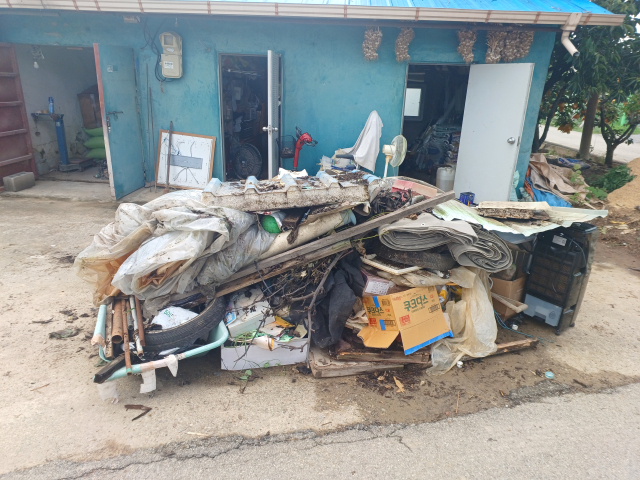 예산군 삽교읍 인근에서 폭우 피해를 입고 쓰레기를 정리해 놓은 모습. 사진=권혁조 기자.