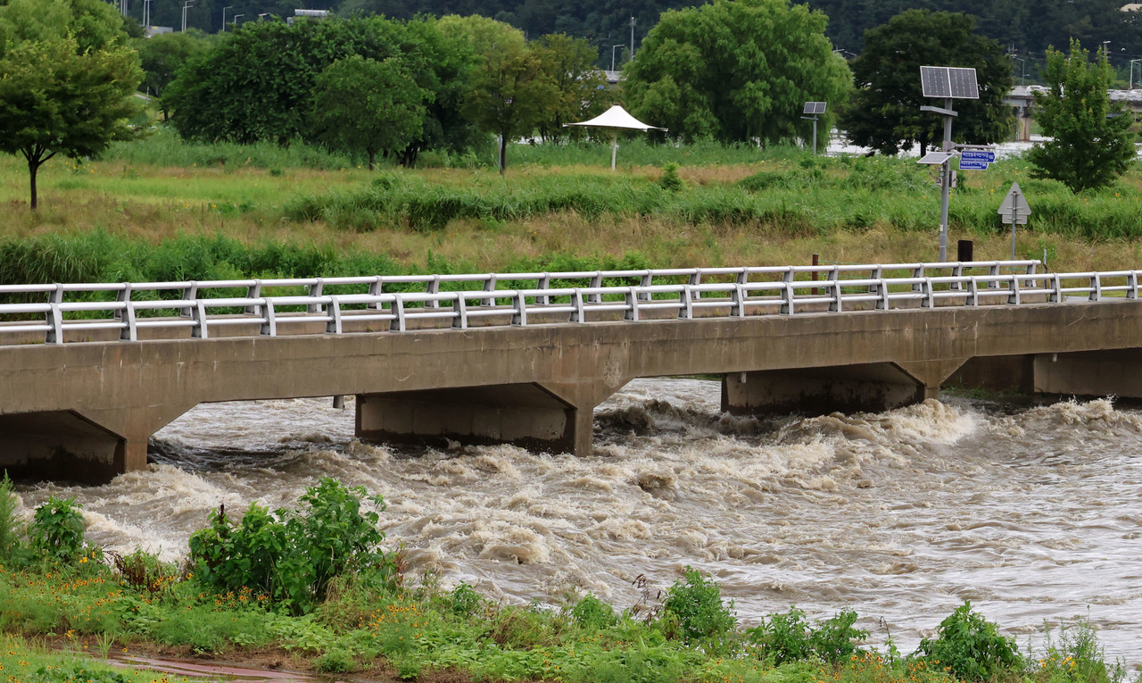 폭우가 쏟아진 17일 오전 대전 갑천 수위가 점점 높아지고 있다. 2025.7.17 사진=연합뉴스. 