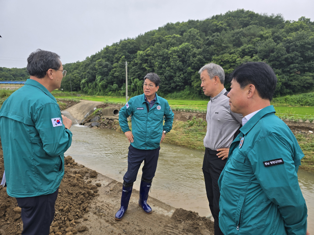 김돈곤 청양군수는 안전총괄과장과 호우 피해 현장을 찾아 긴급 점검을 하고 있다.
