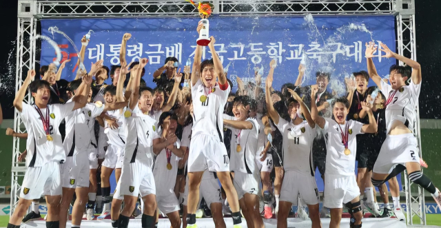 자료 사진. 지난해 57회 대통령금배 전국고등학교 축구대회에서 우승한 서울 영등포공고. 58회 대회는 오는 27일까지 제천시에서 열린다.제천시 제공