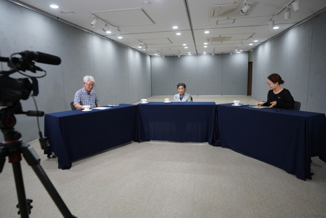 ▲논산문화원 권선옥 원장등이 노포 주인과 함께 오랜 세월의 이야기를 경청하며 구술 채록을 진행하고 있다.