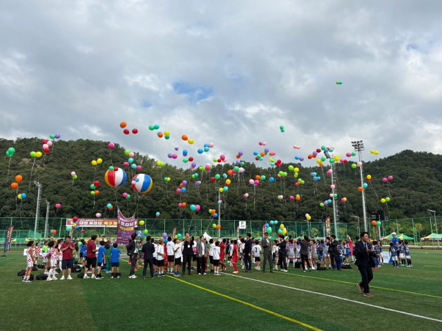 21일 대전 중구 안영생활체육시설단지에서 ‘2025 일류 경제도시 대전 유소년 축구 페스티벌’이 열린 가운데 참석자들이 개막을 축하하고 있다. 사진=김세영 기자