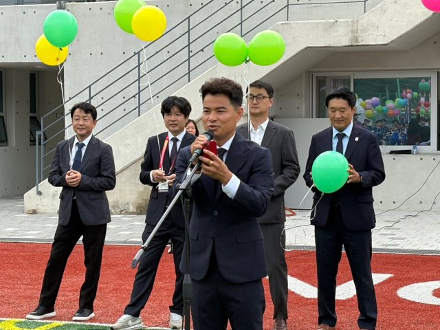 21일 대전 중구 안영생활체육시설단지에서 ‘2025 일류 경제도시 대전 유소년 축구 페스티벌’이 열린 가운데 이계혁 대전시축구협회장이 개막 환영 인사를 하고 있다. 사진=김세영 기자