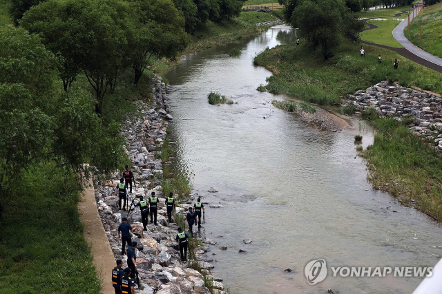 실종자 수색작업 중인 경찰. 사진= 연합뉴스 제공.