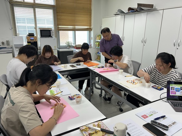 예산군장애인보호작업장(시설장 조영재)은 예산군성폭력상담소와 연계해 7월부터 총 10회기 일정으로 ‘푸드 표현하고 놀면 행복과 즐거움이 치솟아요 푸·놀·치 마음힐링 프로그램’을 운영하고 있다.