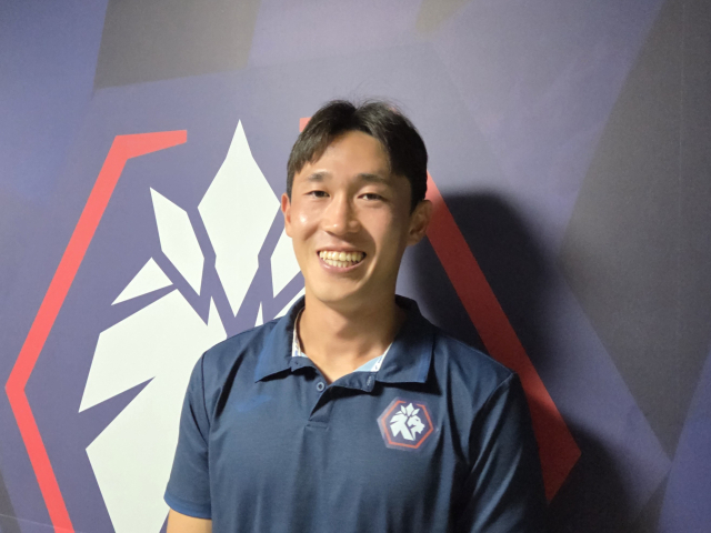 충북청주FC 이승재가 20일 경기를 마치고 진행된 믹스트존 인터뷰에서 사진 촬영 요청에 응하고 있다. 사진=이재범 기자.