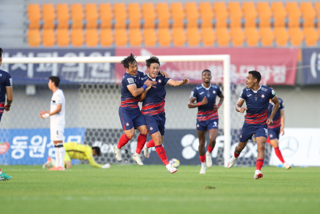 충북청주FC가 20일 오후 청주종합경기장에서 치러진 리그 21라운드 천안시티FC와의 경기를 이승재의 선제득점에 힘입어 짜릿한 2대 1 승리를 거뒀다. 전반 12분 득점을 기록한 이승재가 기뻐하고 있다. 한국프로축구연맹 제공.