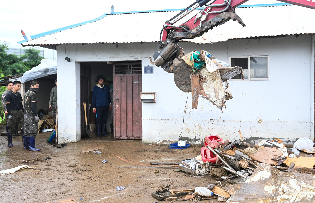 19일 집중호우로 침수 피해를 입은 충남 예산군 삽교읍 용동3리 마을에서 수해 복구 작업이 진행되고 있다. 김주형 기자 kjh2667_@cctoday.co.kr