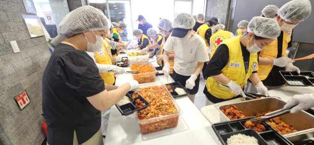 예산군 더본외식사업개발원에서 자원봉사자들이 폭우 피해 주민에게 전달할 도시락을 만들고 있다. 예산군 제