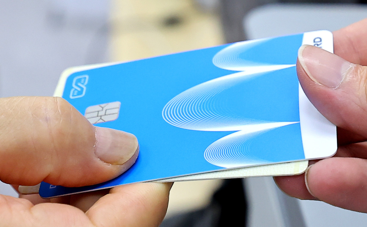 민생회복 소비쿠폰 1차 신청 첫날일 21일 인천 미추홀구 숭의1·3동 행정복지센터에서 한 시민이 신청한 선불카드를 받고 있다. 2025.7.21 사진=연합뉴스. 