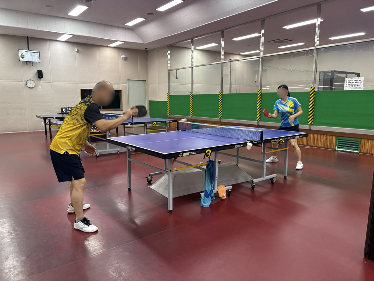 평송탁구동호회원들이 평송청소년문화센터 탁구장에서 탁구를 하고 있다. 사진=김세영 기자