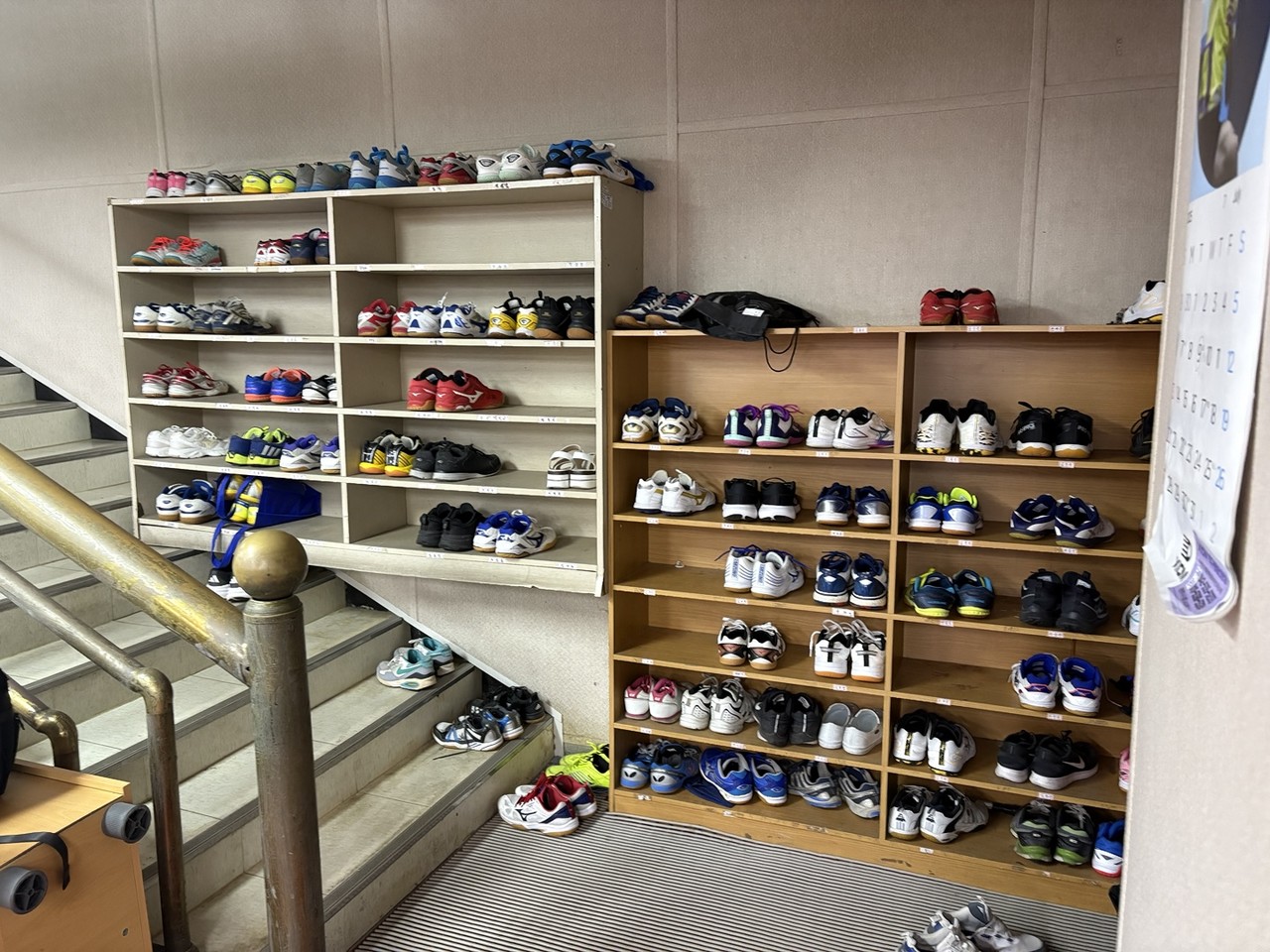 평송청소년문화센터 탁구장 내 신발장에 평송탁구동호회원들의 신발이 쌓여 있다. 사진=김세영 기자