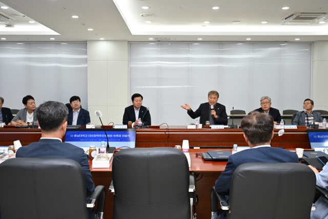 충남대가 22일 ‘대외협력추진위원회’를 구성하고 위촉장을 수여했다. 사진 충남대 제공