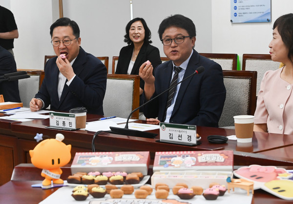 꿈돌이 호두과자 출시 행사가 열린 22일 대전시청 중회의실에서 이장우 대전시장 (오른쪽 세 번째)과, 윤성국 대전관광공사 사장 (왼쪽 세 번째)를 비롯해 참석한 내빈들이 호두과자를 시식하고 있다. 김주형 기자 kjh2667_@cctoday.co.kr