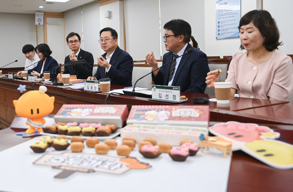 꿈돌이 호두과자 출시 행사가 열린 22일 대전시청 중회의실에서 이장우 대전시장 (오른쪽 세 번째)과, 윤성국 대전관광공사 사장 (왼쪽 세 번째)를 비롯해 참석한 내빈들이 호두과자를 시식하고 있다. 김주형 기자 kjh2667_@cctoday.co.kr