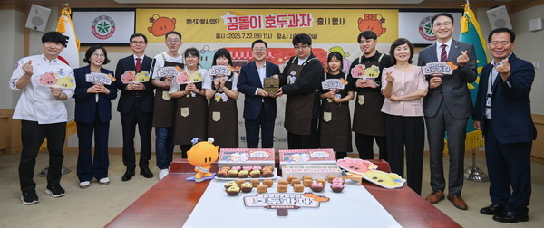꿈돌이 호두과자 출시 행사가 열린 22일 대전시청 중회의실에서 이장우 대전시장과 정해식 한국자활복지개발원장 (오른쪽 두 번째), 윤성국 대전관광공사 사장 (왼쪽 세 번째), 서구, 중구 지역자활센터장, 청년자활사업단을 비롯해 참석한 내빈들이 기념촬영을 하고 있다. 김주형 기자 kjh2667_@cctoday.co.kr