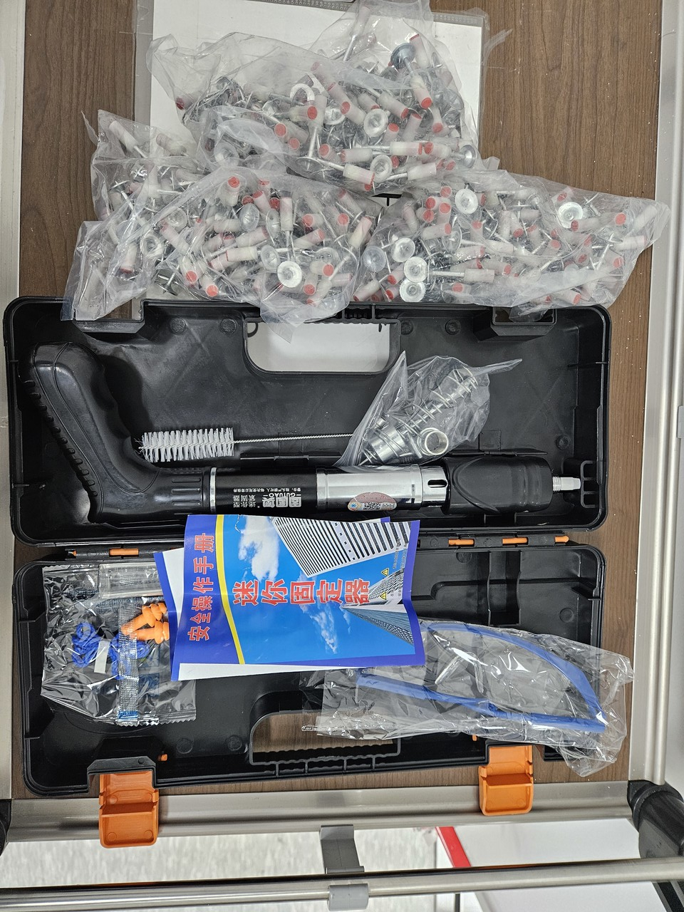 관세청이 적발한 밀반입 타정총과 타정못. 관세청 제공