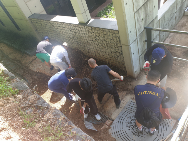 공주보호관찰소의 공주 우금티 전적지 봉사 활동 모습.