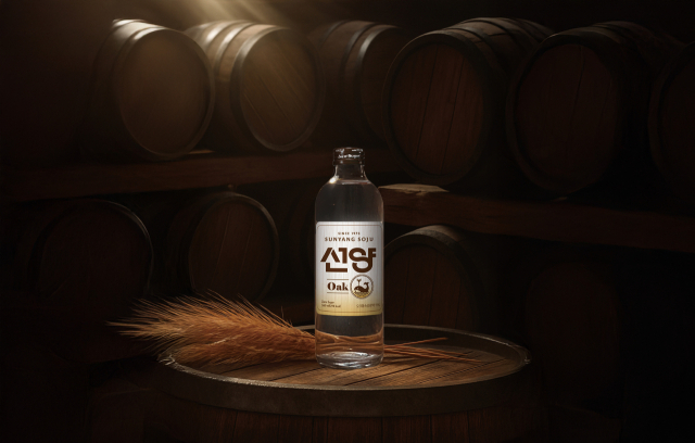 23일 ㈜선양소주에 따르면 전국 GS25 편의점에서 품절 대란을 일으키며 소비자들의 폭발적인 반응을 얻은 ‘선양오크’가 이제 전국 유흥 채널로 유통을 확대하며 소비자 접점을 더욱 넓혀갈 예정이다. ㈜선양소주 제공