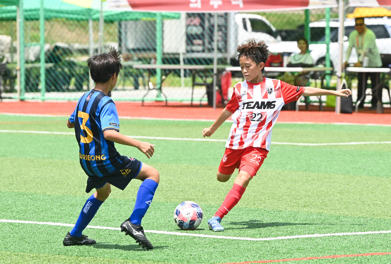 '2025 일류경제도시 대전 유소년 축구 페스티벌'이 열린 23일 대전 중구 안영활체육시설단지 내 축구장에서 대전화정초와 경기TEAM6 팀이 경기를 치르고 있다. 김주형 기자 kjh2667_@cctoday.co.kr