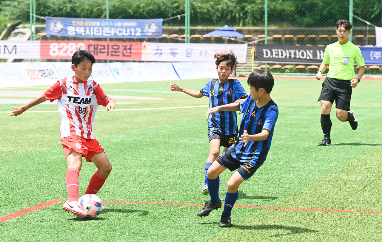'2025 일류경제도시 대전 유소년 축구 페스티벌'이 열린 23일 대전 중구 안영활체육시설단지 내 축구장에서 대전화정초와 경기TEAM6 팀이 경기를 치르고 있다. 김주형 기자 kjh2667_@cctoday.co.kr