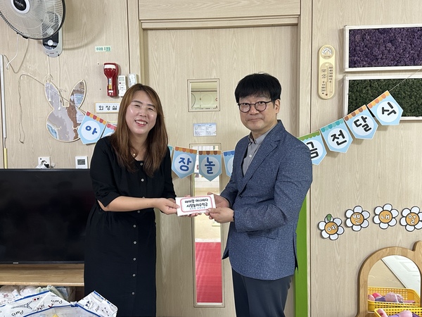 송악사회복지관(관장 강영규)은 지난 22일 당진시 소재 아이랑어린이집(원장 신연수)과 함께 저소득가정 아동을 위한 후원금 전달식을 진행했다.