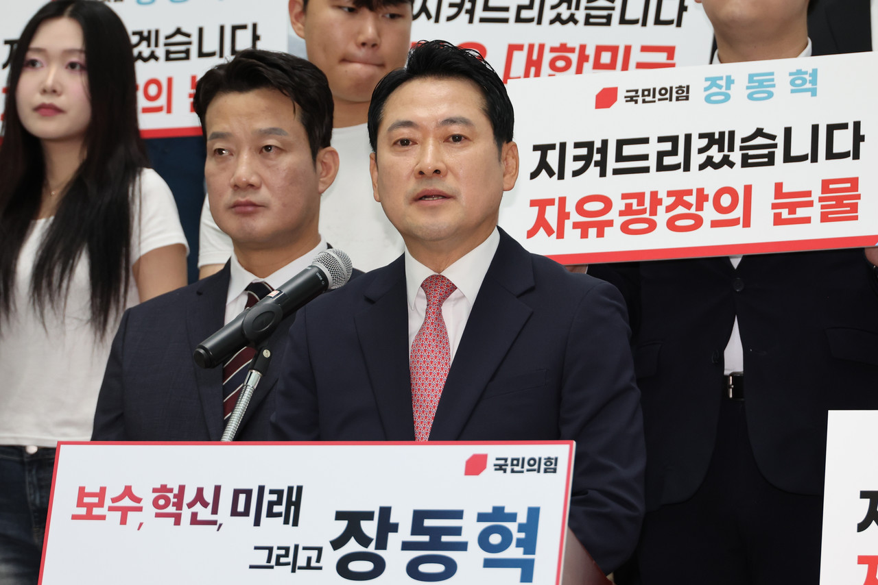 국민의힘 장동혁 의원이 23일 서울 여의도 국회박물관에서 당대표 출마를 선언 후 취재진 질문에 답하고 있다. 2025.7.23 사진=연합뉴스.