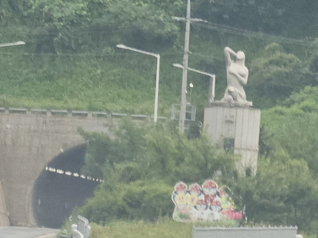 수안보 터널 입구 녹지구간에 온천수로 목욕하는 여인상 조형물이다.사진=김의상 기자