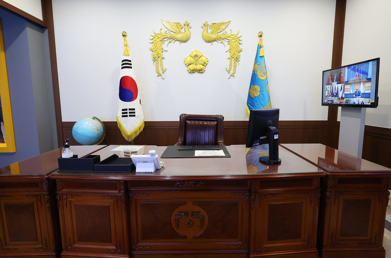 서울 종로구 청와대 사랑채 청와대관에 마련된 대통령 집무실 체험관 모습. 사진=연합뉴스.