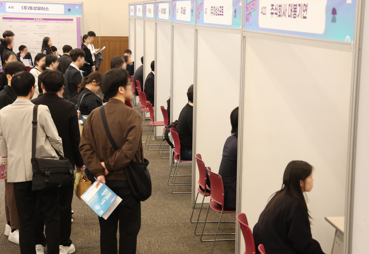 현장 면접 보는 청년 구직자들 [연합뉴스 자료사진]
