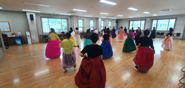 대한민국 문화도시 충주의 ‘실버 아뜰리에:우륵’ 프로그램으로 진행된 우리춤 교실에서 어르신들이 교현안림동 행정복지센터에서 즐겁게 전통 춤을 배우고 있다.사진=충주시