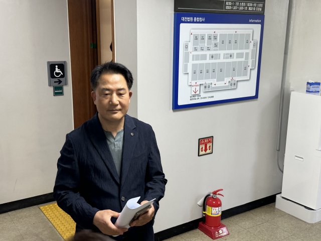 24일 현직 동료 남성의원들을 강제추행 한 혐의로 재판에 넘겨진 상병헌 세종시의원이 재판 직후 법정을 빠져나오고 있다. 이날 상 의원은 기자들의 질문에 별다른 답변 없이 법정을 떠났다. 사진=함성곤 기자