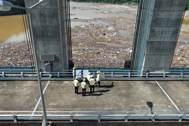 22일 윤석대 한국수자원공사 사장이 남강댐 현장을 찾아 부유물 대응 상황을 점검하고 있다. 공사 제공