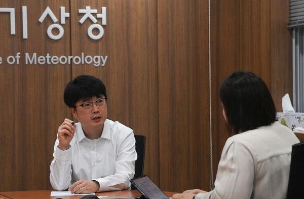 정유정 충청투데이 편집국 부국장과 김영준 예보관이 17일 대전지방기상청에서 대담을 하고 있다. 김주형 기자 kjh2667_@cctoday.co.kr