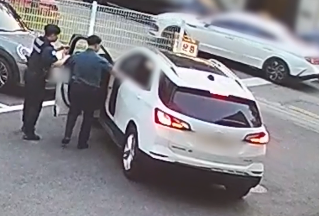 지난 5월 26일 오후 7시15분경 만취한 상태로 운전하며 경찰 지구대에 차를 세운 A씨가 현장을 이탈하려다 경찰에 붙잡혔다. 대전경찰청 제공