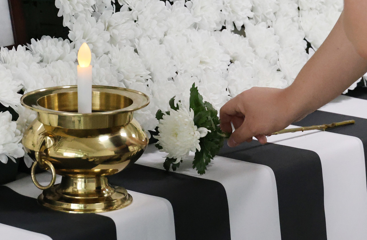 오송 지하차도 참사 2주기를 맞은 지난 15일 오후 청주시청 임시청사에 마련된 시민분향소에서 한 시민이 희생자들을 추모하고 있다. 2025.7.15 사진=연합뉴스. 