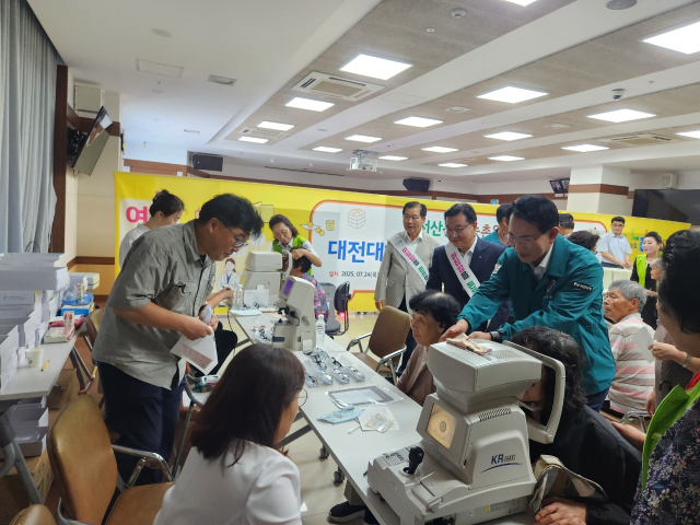 충남 서산농협은 지난 24일 의료 접근성이 낮은 농촌 지역 농업인과 주민들을 대상으로 ‘농촌 왕진버스’를 운영했다. 농협서산시지부 제공