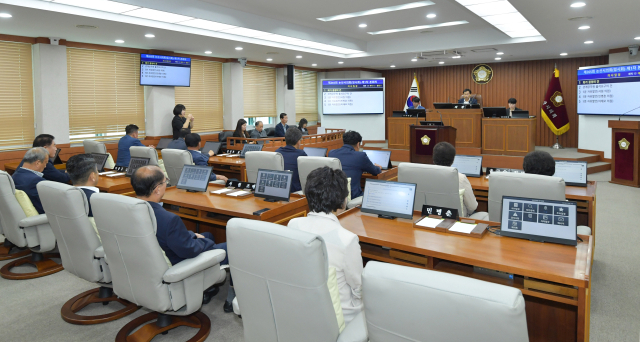 ▲논산시의회가 제265회 임시회를 개회하고 본회의장에서 공식 의사일정을 시작하고 있다.